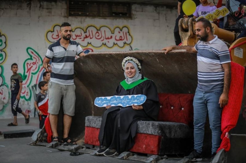انتصار البطش تجوب شوارع غزة بشاحنة والدها احتفالاً بتخرجها