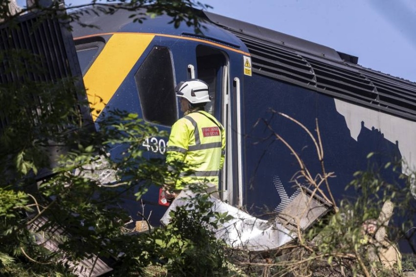 مقتل وإصابة 9 أشخاص إثر خروج قطار عن القضبان في اسكتلندا