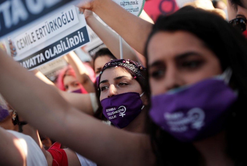 تركيا تعتقل 25 سيدة رفضن سعي أردوغان الانسحاب من اتفاقية لحماية النساء
