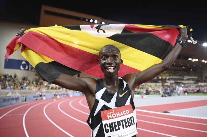 الأوغندي تشيبيتيغي يحسن الرقم القياسي العالمي لسباق 5000 متر