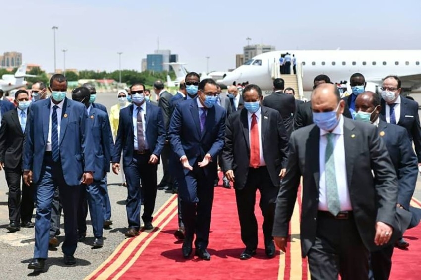 رئيس وزراء مصر يصل الخرطوم في زيارة ليوم واحد