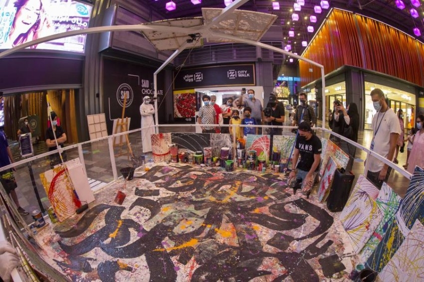 3 فنانين يمزجون الرسم بالبندول بالخط العربي والتقنيات ثلاثية الأبعاد في «دبي كانفس»