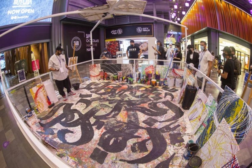 3 فنانين يمزجون الرسم بالبندول بالخط العربي والتقنيات ثلاثية الأبعاد في «دبي كانفس»