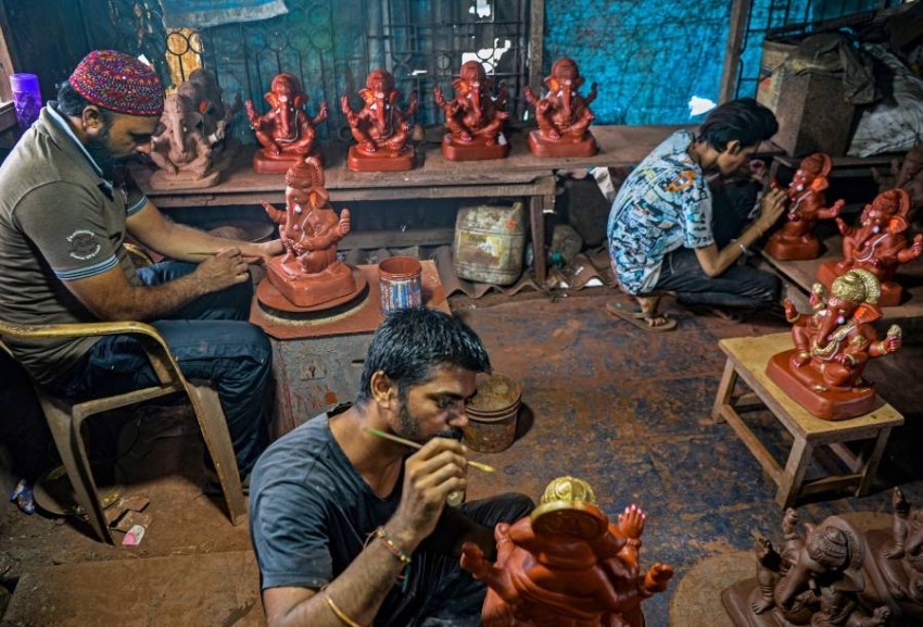 نحات هندي مسلم ينشر التسامح بتماثيل هندوسية