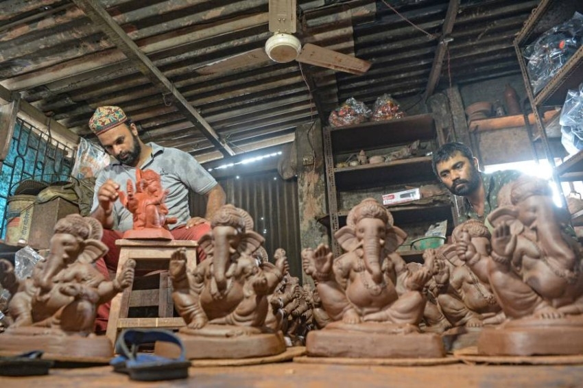 نحات هندي مسلم ينشر التسامح بتماثيل هندوسية