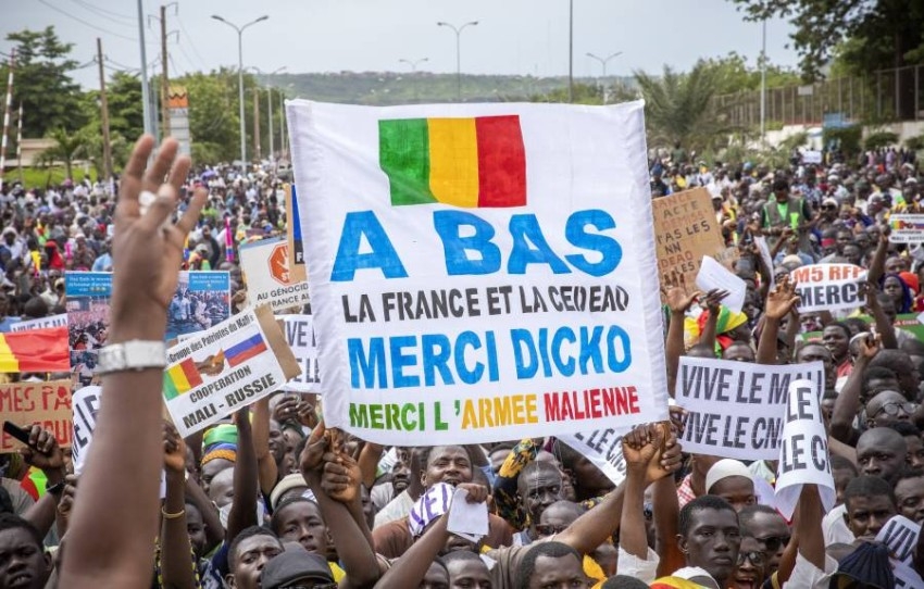وفد «إيكواس» يزور مالي غداة استقبال حافل للانقلابيين في باماكو