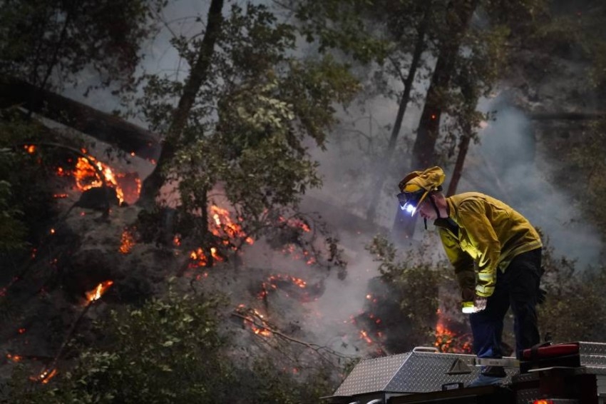 حرائق كاليفورنيا تجبر عشرات الآلاف على الفرار من منازلهم