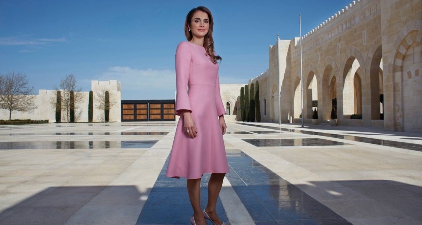 في عيدها الخمسين.. أجمل أزياء الملكة رانيا العبدالله