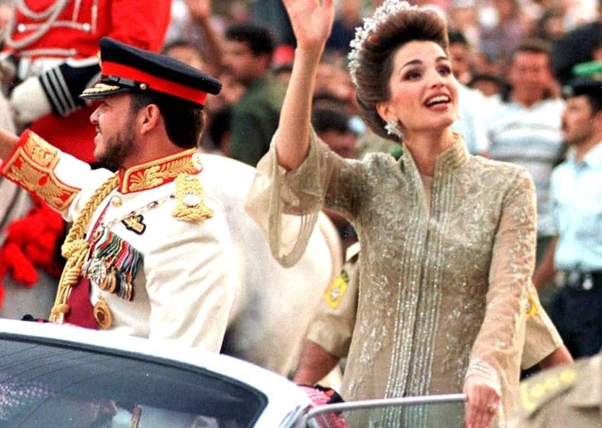 في عيدها الخمسين.. أجمل أزياء الملكة رانيا العبدالله