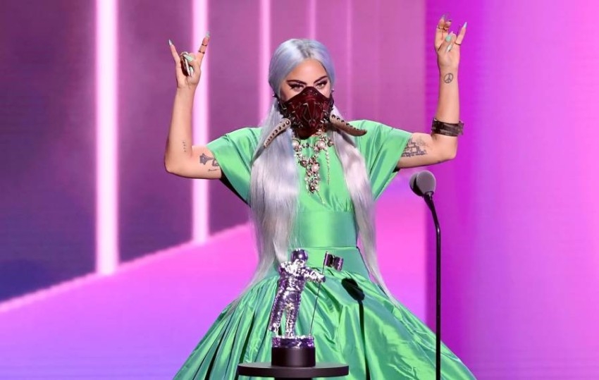 ليدي غاغا تفوز بـ5 جوائز و9 فساتين و7 أقنعة في حفل MTV الموسيقي