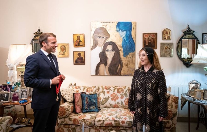 ماكرون يمنح فيروز وسام جوقة الشرف في منزلها