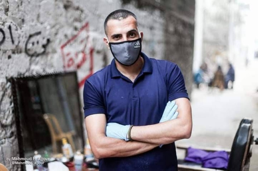 سامح القصاص.. فلسطيني يواجه أزمة كورونا بتحويل فناء منزله إلى مركز حلاقة مجاني
