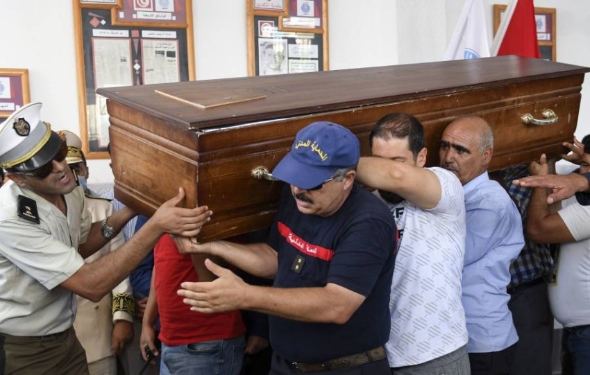 مشيعون يحملون جثمان الشرطي الذي قُتل في هجوم إرهابي في تونس. (أ ف ب)