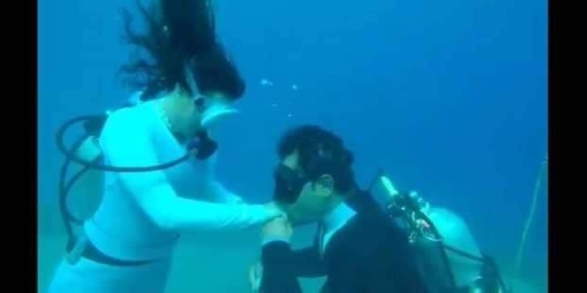 بالفيديو.. بالزغاريد والرقص.. مصري وإسبانية يُقيمان حفل خطبتهما تحت المياه