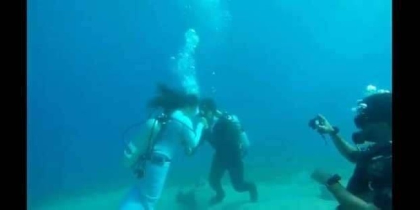 بالفيديو.. بالزغاريد والرقص.. مصري وإسبانية يُقيمان حفل خطبتهما تحت المياه