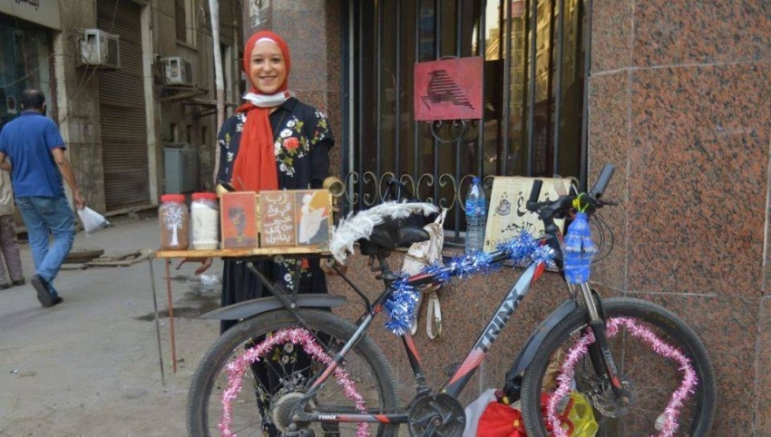بالفيديو.. ريم.. شابة مصرية تحول دراجتها إلى مقهى متجول