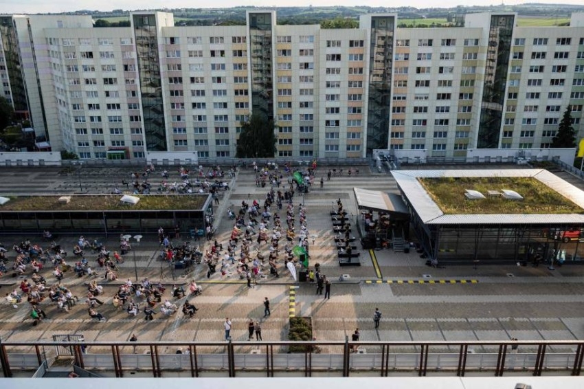 أوركسترا ألمانية تنظم حفلاً موسيقياً على أسطح المنازل