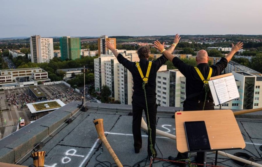 أوركسترا ألمانية تنظم حفلاً موسيقياً على أسطح المنازل