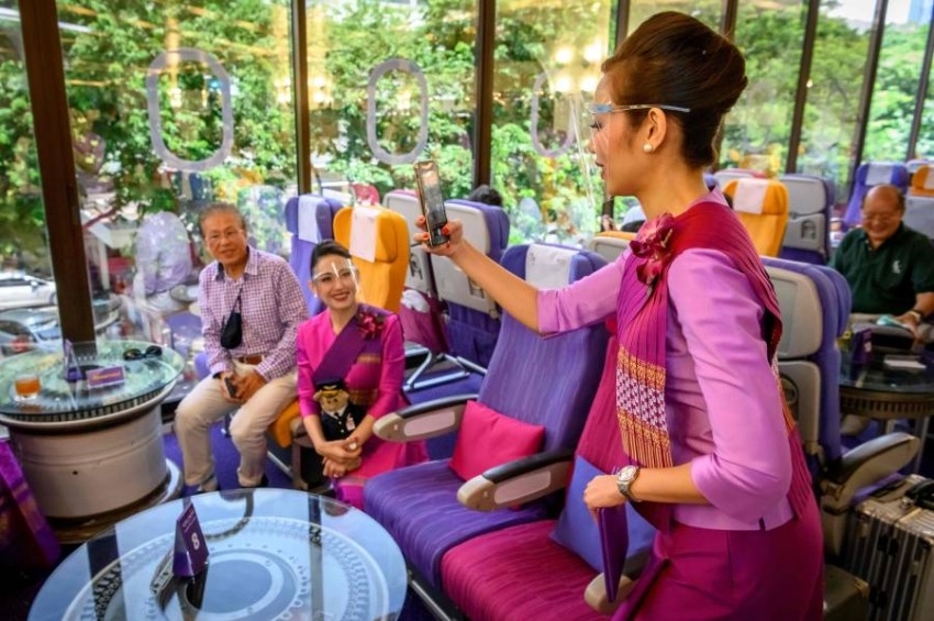 تايلانديون يستعيدون متعة السفر في «مقهى الطائرة»