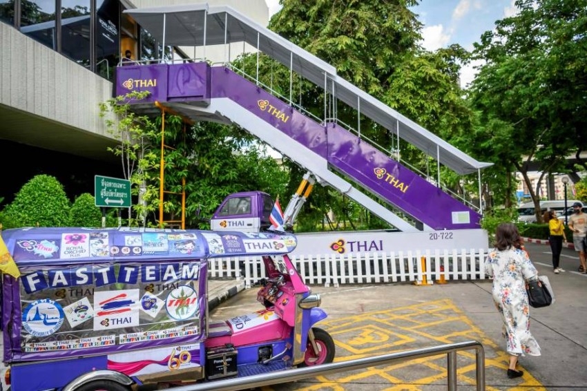 تايلانديون يستعيدون متعة السفر في «مقهى الطائرة»