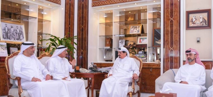 حاكم عجمان يطلع على خطط ومشاريع وزارة التغير المناخي والبيئة