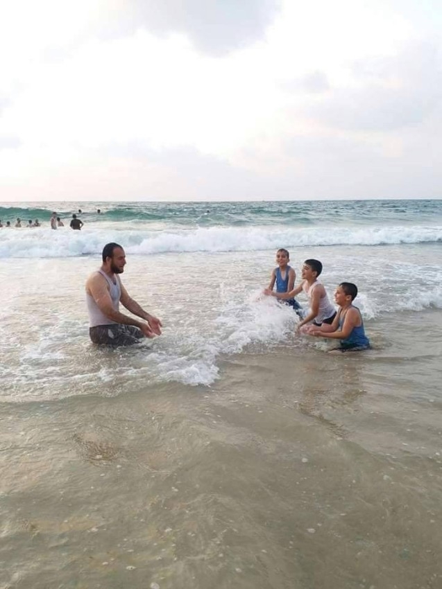 البحر.. منقذ فلسطينيين من ملل حجر كورونا وحر الصيف