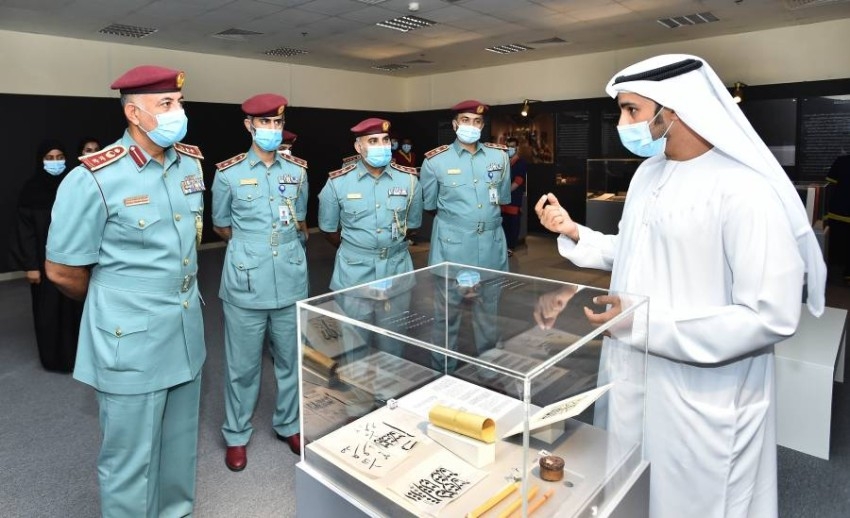 «الشارقة للمتاحف» تعرف نزلاء «إصلاحية الشارقة» على تاريخ وتراث الإمارات