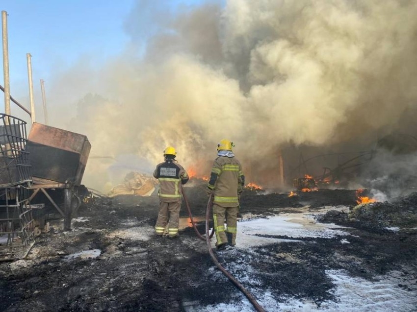 السيطرة على حريق 4 مستودعات في عجمان دون إصابات أو وفيات