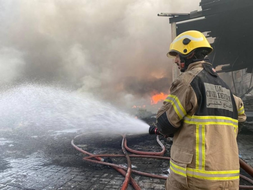 السيطرة على حريق 4 مستودعات في عجمان دون إصابات أو وفيات