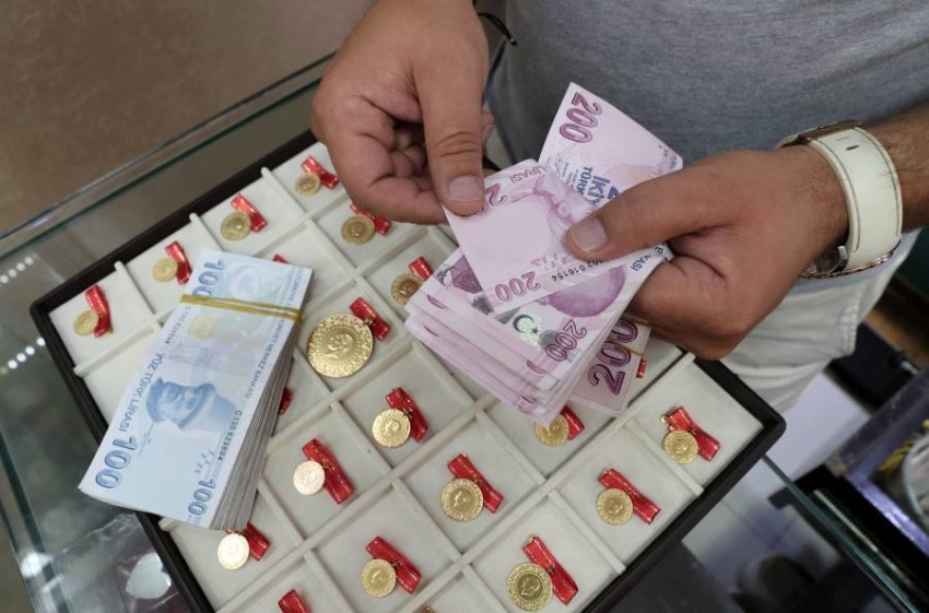 الليرة التركية تلامس قاعاً جديداً مقابل الدولار