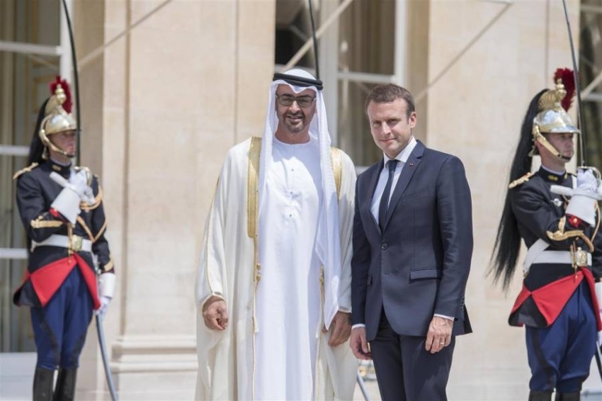 محمد بن زايد والرئيس الفرنسي يبحثان هاتفياً جهود دعم السلام في المنطقة