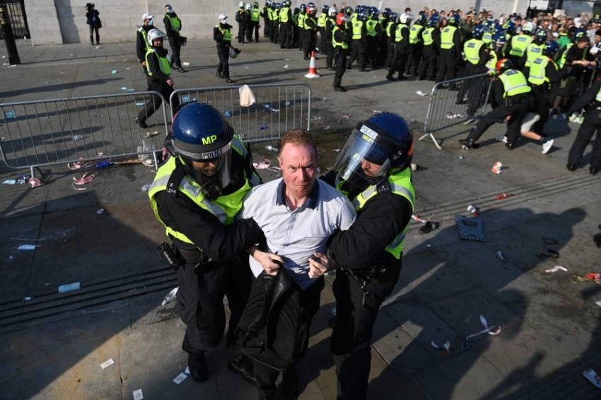 الشرطة البريطانية توقف 32 شخصاً في احتجاج عنيف مناهض للإغلاق