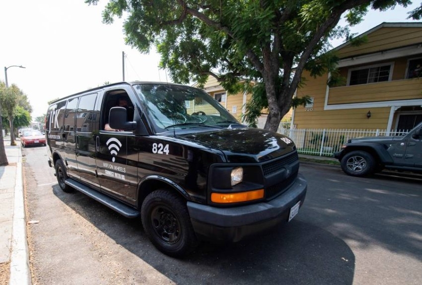 مركبات صغيرة تتحول لـ«راوتر» يمد تلامذة فقراء بالإنترنت في كاليفورنيا