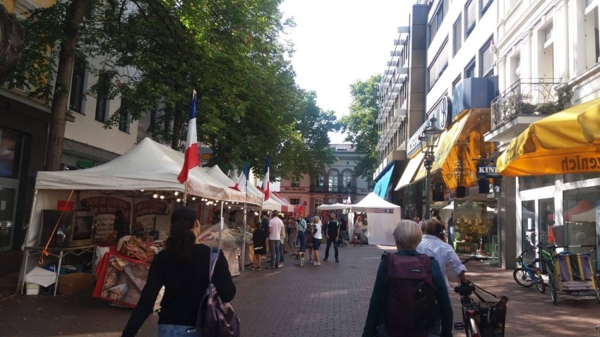فرنسا حاضرة بعطورها ومخبوزاتها ومأكولاتها في شوارع بون الألمانية