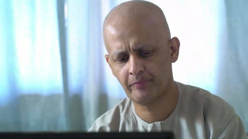 معلم سعودي يخوض معركة البقاء مع السرطان ويحاضر لطلابه من سرير المستشفى