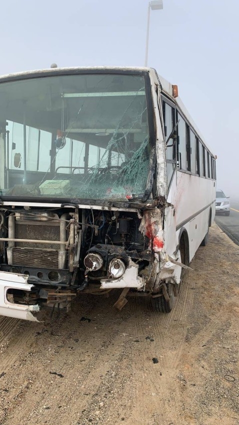 3 وفيات بحادث بين حافلتين على طريق الشاحنات بأبوظبي
