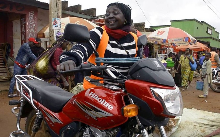 سائقة دراجة أجرة تؤمن تنقلات النساء في الكونغو