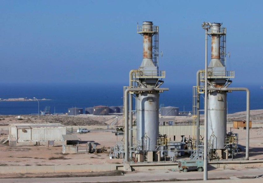 ناقلة النفط «دلتا هيلاس» تحمل الخام في مرفأ الحريقة الليبي