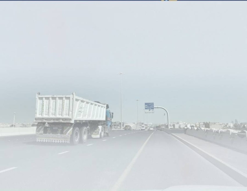 شرطة أبوظبي تمنع سير ‏الشاحنات والمركبات الثقيلة أثناء ‏أوقات الضباب