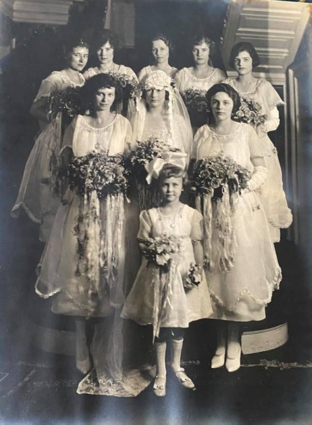تاجر تحف يبحث عن أصحاب صورة زفاف عمرها 100 عام