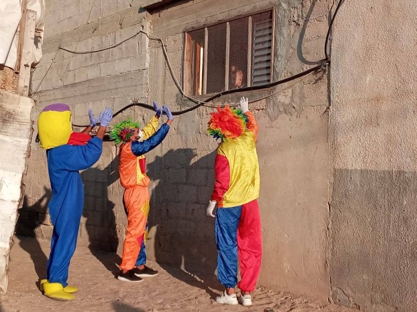 فريق «ألوان الترفيهي» يبهج أطفال غزة بعروض بهلوانية