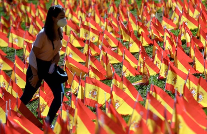 غرس 53 ألف علم إسباني في متنزه بمدريد تكريماً لضحايا كورونا