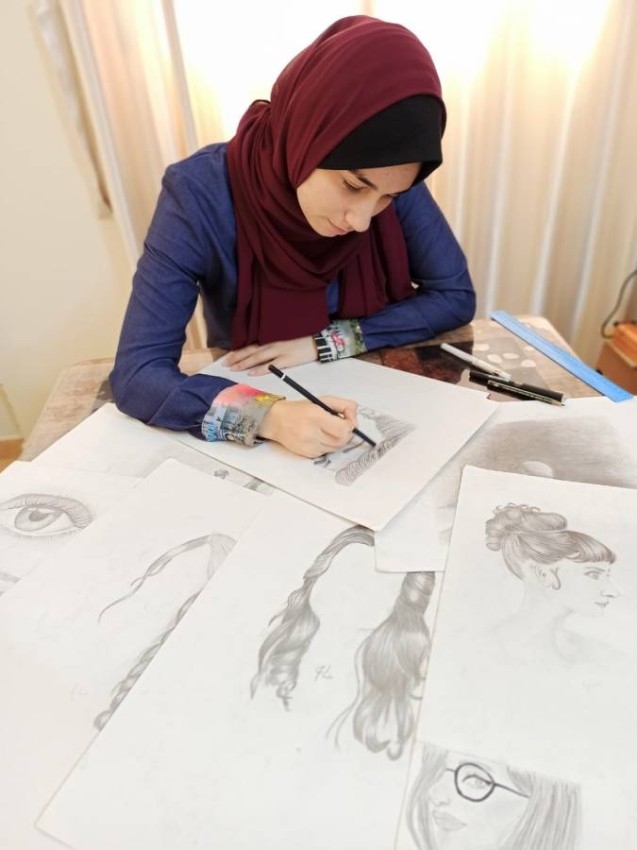 فنانون تشكيليون في غزة يحولون حظر كورونا إلى لوحات تحتفي بالحياة