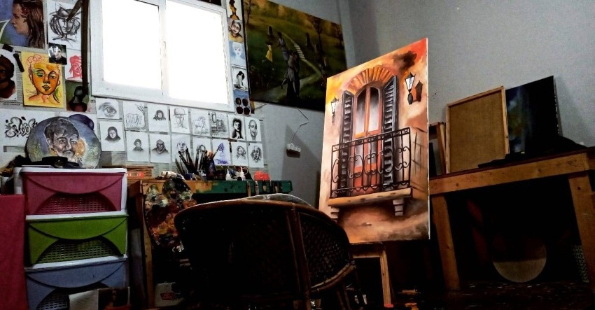 فنانون تشكيليون في غزة يحولون حظر كورونا إلى لوحات تحتفي بالحياة