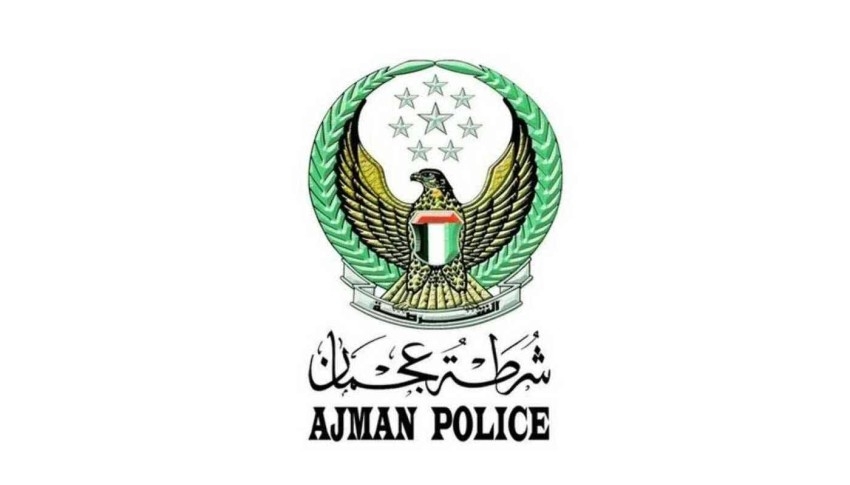 شرطي في عجمان يُسعد أحد أفراد المجتمع بتقديم مساعدة لم يتوقعها