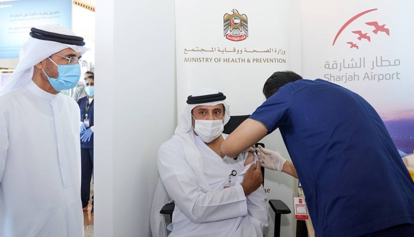 تطعيم العاملين في مطار الشارقة بالجرعة الأولى من لقاح «كوفيد-19»