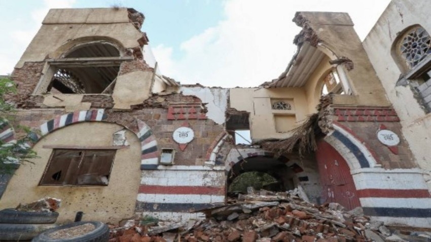 انهيار مبنى البوابة بالمتحف الوطني في تعز