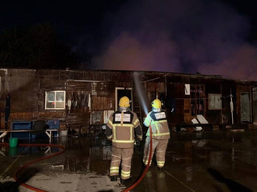 إخلاء 44 عاملاً دون إصابات إثر حريق في مساكنهم برأس الخيمة