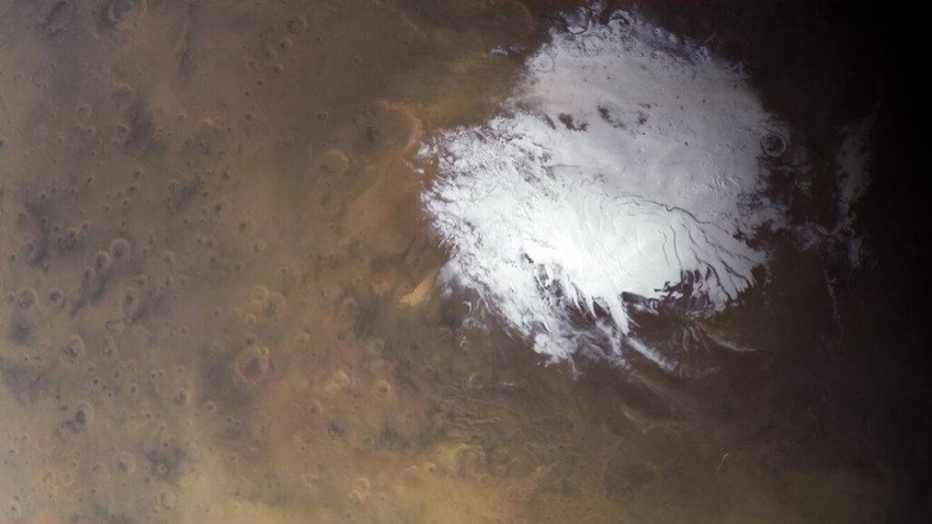 بحيرة على المريخ تثير التساؤلات حول مزيد من المياه حولها