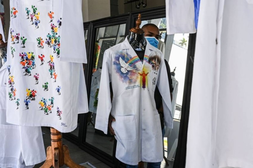سترات أطباء في بنما.. تحف فنية بألوان مبهجة